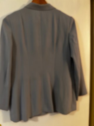 Traje chaqueta y pantalón de color gris d mujer