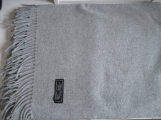 Scialle. Lana e Cashmere. Nuova Senza etichette.