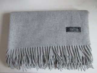 Scialle. Lana e Cashmere. Nuova Senza etichette.