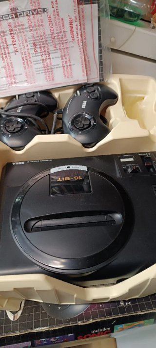 Consola Sega Mega Drive con Sonic y 2 mandos