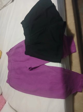 Pantalones morados y falda negra