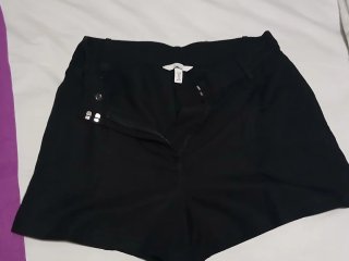 Pantalones morados y falda negra