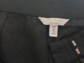 Pantalones morados y falda negra
