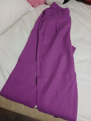 Pantalones morados y falda negra
