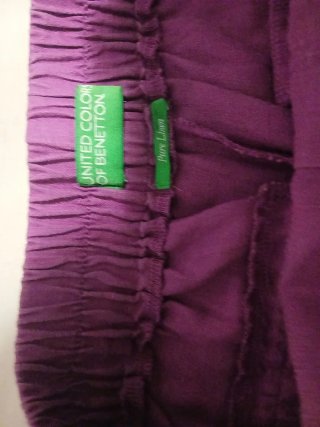 Pantalones morados y falda negra