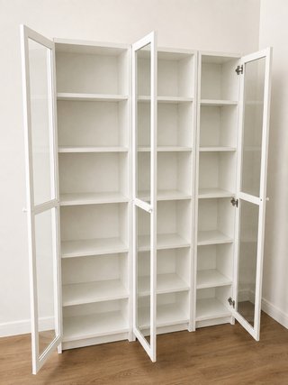 Librerías BILLY OXBERG con puertas de cristal