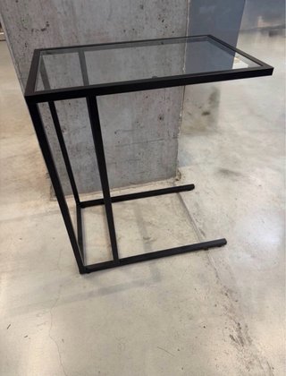 Mesa auxiliar cristal y metal