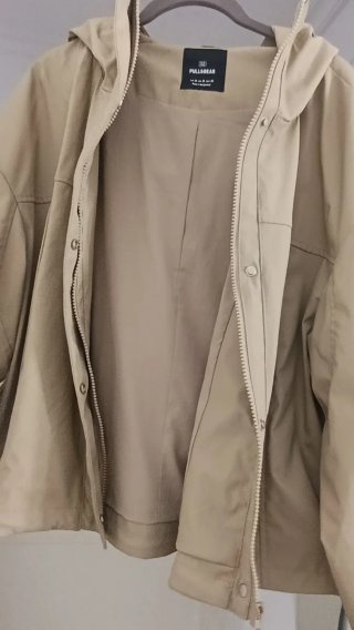 Chubasquero beige con capucha