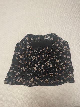 Falda corta estampada flores. Marca Noon