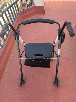 Andador 4 ruedas con asiento