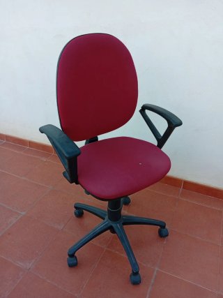 Silla giratoria de oficina roja y negra