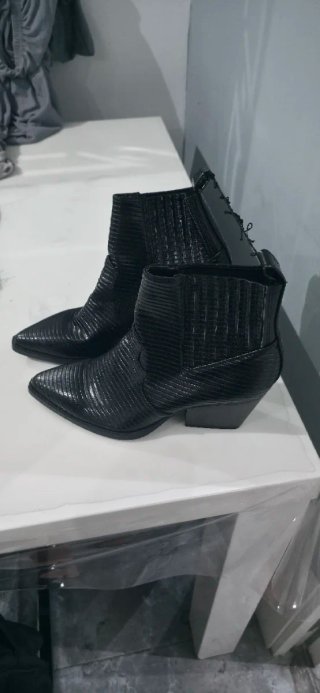 Botines negros tacón piel efecto serpiente talla 3