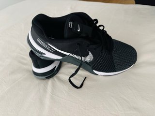 Zapatillas Nike Metcon 8 Negras y Blancas
