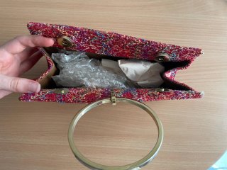 Zapatos de ceremonia rojos y bolso a juego