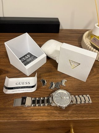 Reloj Guess Plateado con Cristales