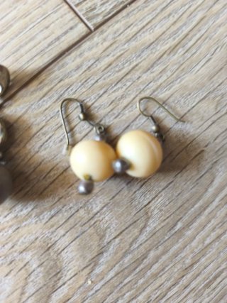 Pendientes Massimo Dutti grises y blancos