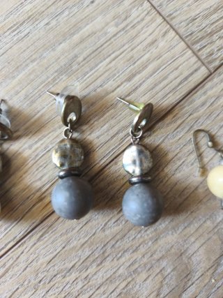 Pendientes Massimo Dutti grises y blancos