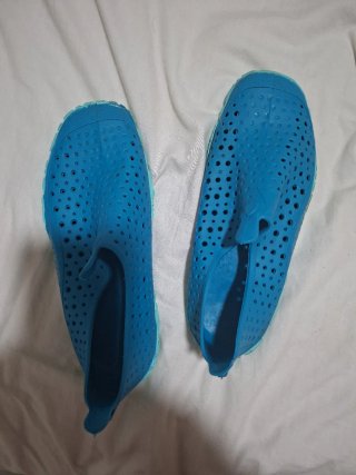 Lote 2 pares sandalias Crocs y escarpines t 35-36