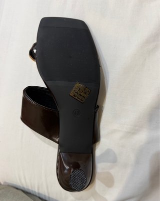 Sandalias tacón marrón detalle dorado