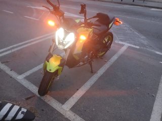 Moto Naked Verde y Negra