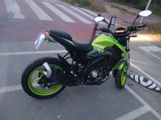 Moto Naked Verde y Negra