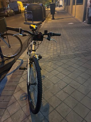 Bicicleta de montaña blanca