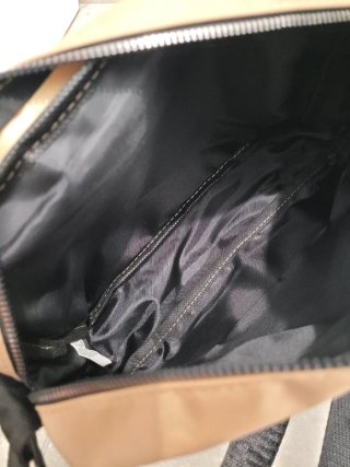 Riñonera Beige con Cremalleras Negras