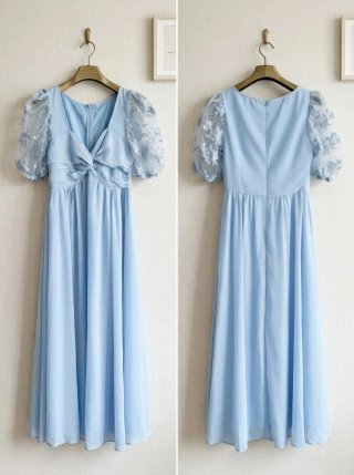 Vestido largo azul con mangas de encaje