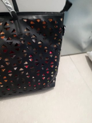 Bolso Negro con Diseño Calado Multicolor