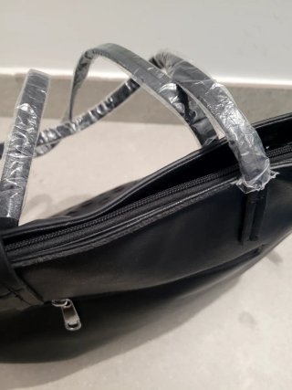 Bolso Negro con Diseño Calado Multicolor