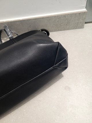 Bolso Negro con Diseño Calado Multicolor