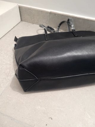Bolso Negro con Diseño Calado Multicolor