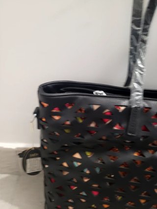 Bolso Negro con Diseño Calado Multicolor