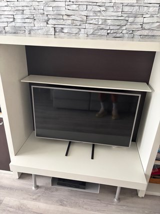 Mueble de salón blanco y marrón