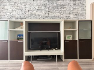 Mueble de salón blanco y marrón