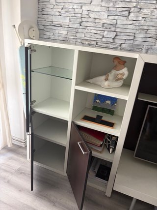 Mueble de salón blanco y marrón