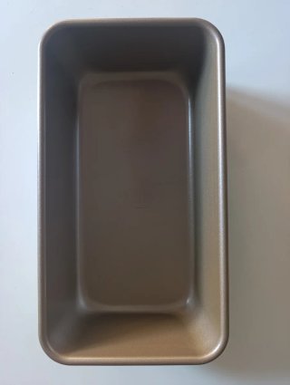 Molde metálico rectangular dorado