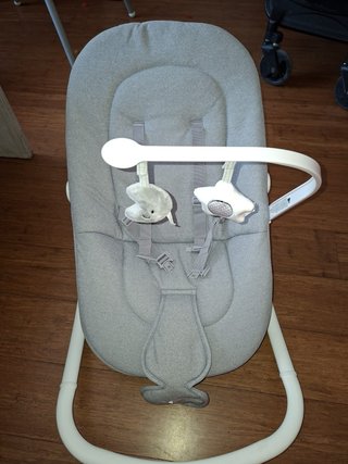 Silla mecedora para bebé gris