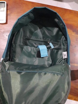 Mochila azul con parches