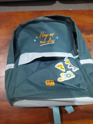 Mochila azul con parches