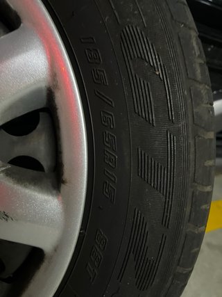 Llanta Opel con neumático y tapacubo