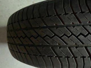 Llanta Opel con neumático y tapacubo