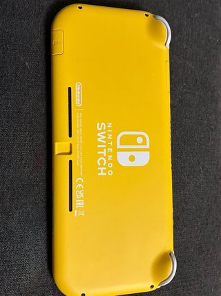 Nintendo Switch Lite Amarilla + Funda + Juego