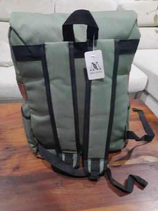 Mochila verde con detalles en piel