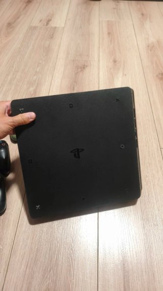 PS4 Slim 1TB + 2 Mandos Versión 13.52 (última)