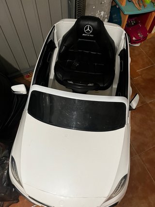 Coche eléctrico Mercedes AMG para niños