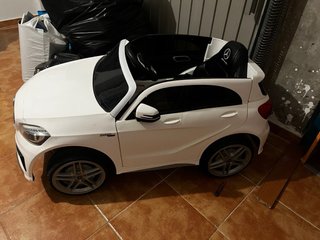 Coche eléctrico Mercedes AMG para niños