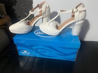 Zapatos Tacón Ancho Blancos con Tira en T