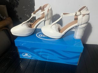 Zapatos Tacón Ancho Blancos con Tira en T