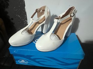 Zapatos Tacón Ancho Blancos con Tira en T